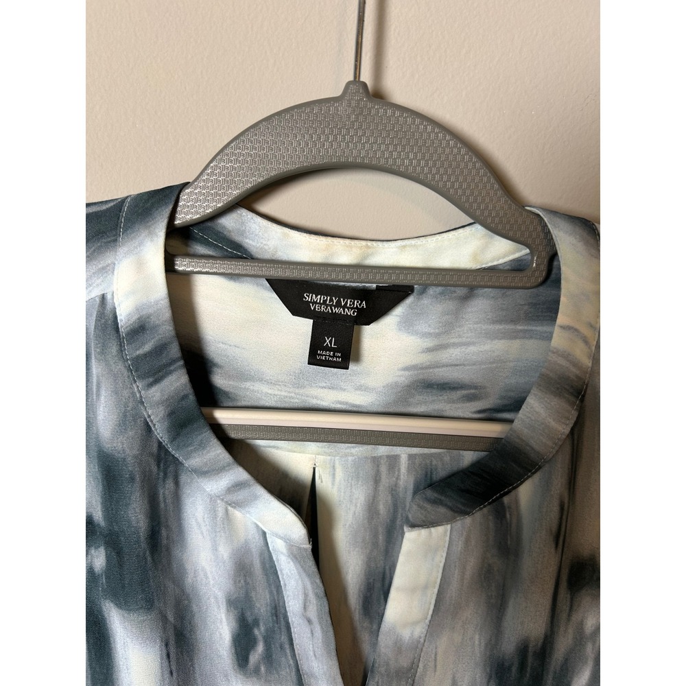 Simply Vera‎ Vera Wang Abstract Print Split Neck Roll Tab Blouse Blue White XL - Picture 2 of 4